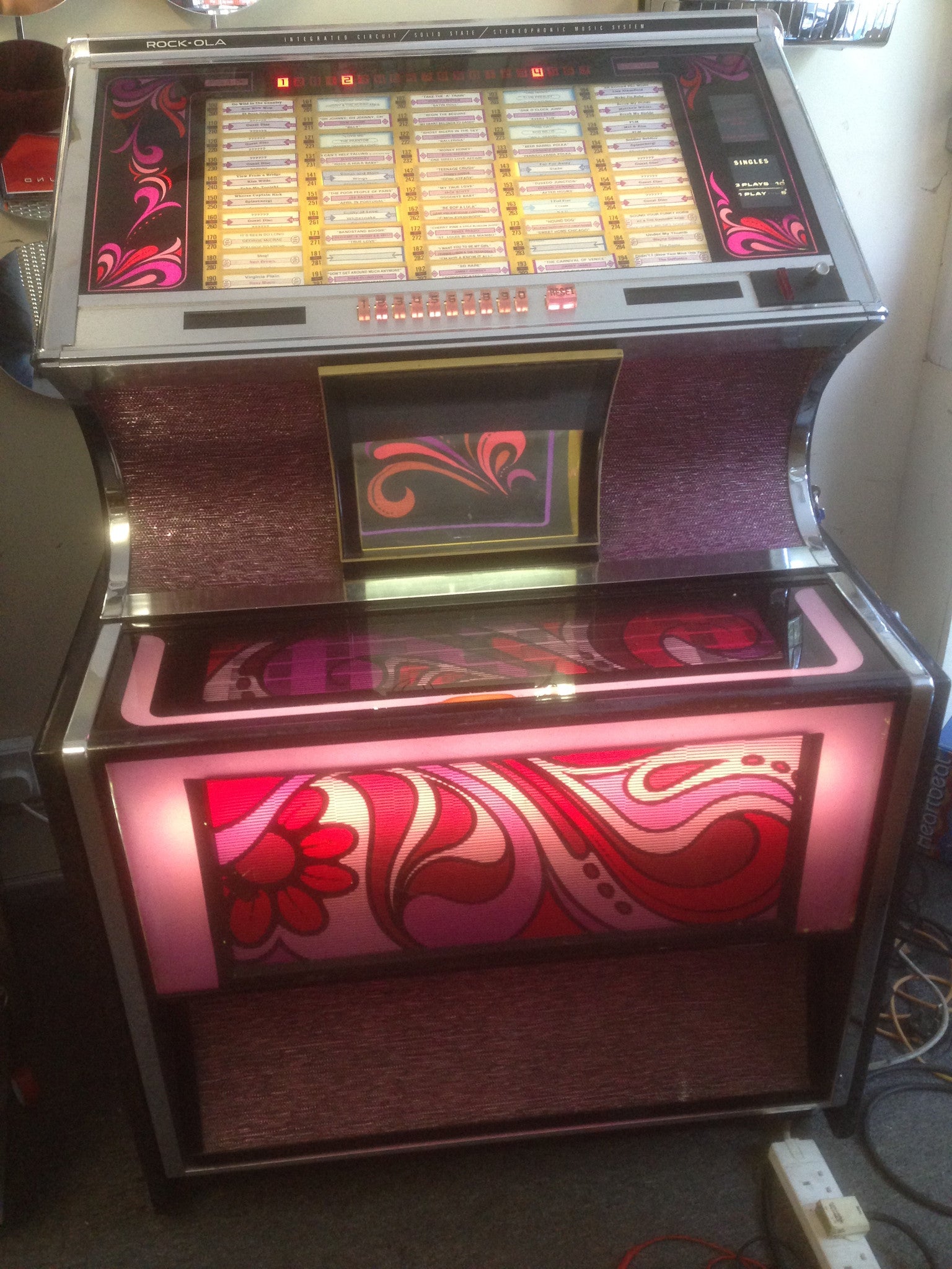 Jukebox sales, hire, restoration and vintage retro diner goodies from ...